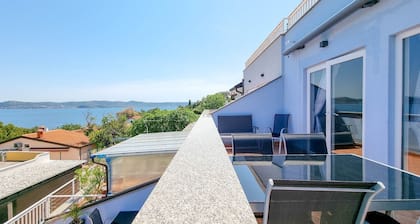 Stunning flat just 50 metres from the beach with sea views, barbecue, washing machine