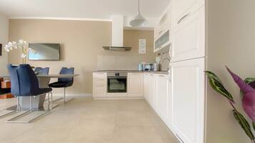 Een koelkast, een microgolfoven, een kookplaat, een vaatwasser