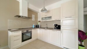 Fridge, microwave, stovetop, dishwasher