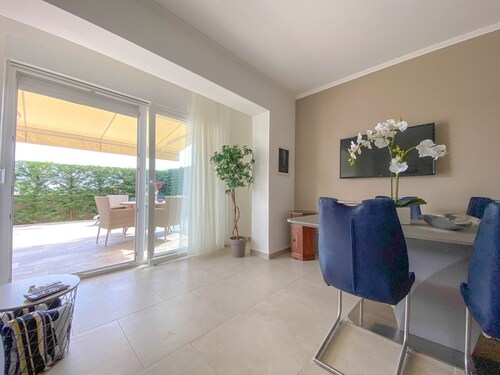 Mediterranean flat with private terrace, sun loungers, private car park, WiFi