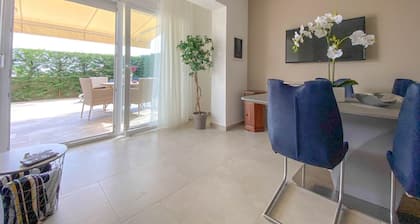 Mediterranean flat with private terrace, sun loungers, private car park, WiFi