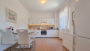 Kühlschrank, Mikrowelle, Herdplatte, Wasserkocher mit Kaffee-/Teezubehör