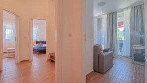 2 عدّة غرف نوم ومكتب وواي فاي مجانًا وملاءات أسرّة