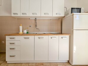 Réfrigérateur, plaque de cuisson, cafetière/bouilloire