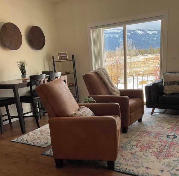 Smart TV, fireplace - Charming 3-bedroom house with Hot Tub in Donnelly (Donnelly)