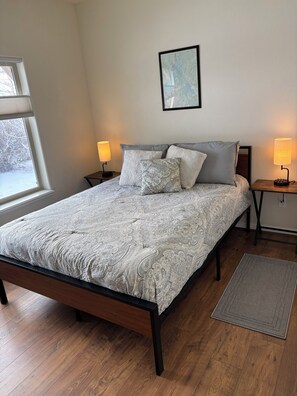 3 bedrooms, desk, WiFi, bed sheets