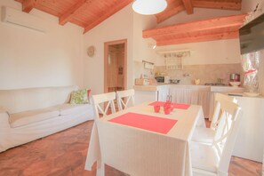 Dining - Charming studio flat with Mediterranean garden, barbecue, sun lounger, WiFi (Novigrad)