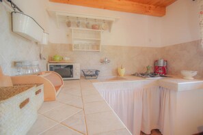 Refrigerador, placa de cocina, cafetera/tetera, utensilios de cocina