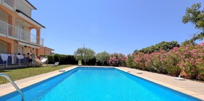 Pool - Idyllic flat with sea view, pool, barbecue, washing machine, private car park (Novigrad)