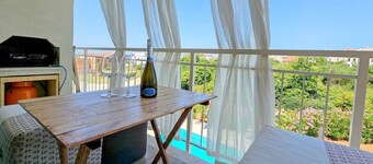 Idyllic flat with sea view, pool, barbecue, washing machine, private car park