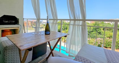 Idyllic flat with sea view, pool, barbecue, washing machine, private car park