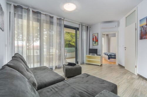 Modern flat just 600 metres from the beach with sea views, private parking, washing machine