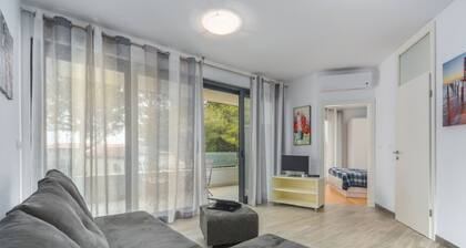 Modern flat just 600 metres from the beach with sea views, private parking, washing machine