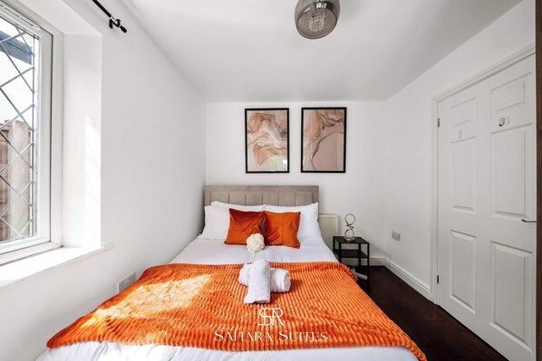 6 habitaciones, tabla de planchar con plancha, cuna de viaje y wifi