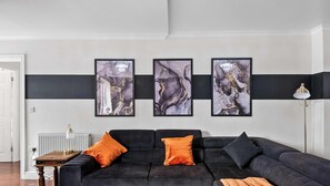 TV, offices - Spacious 6BR Home | Contractors Stay | Parking (Woodley)