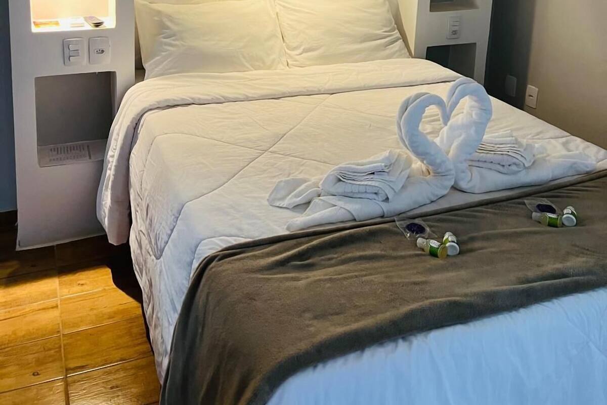 Deluxe Room, 1 Queen Bed, Air conditioning