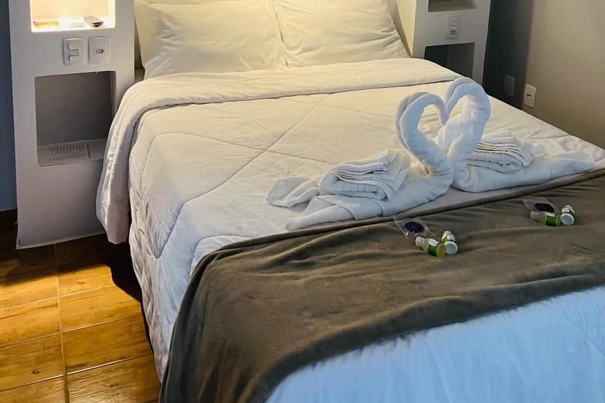 Deluxe Room, 1 Queen Bed, Air conditioning