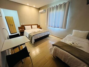 Comfort Triple Room, Multiple Beds, Air conditioning | Individually decorated, individually furnished, desk, laptop workspace - Pousada Hilário  (São João del Rei)