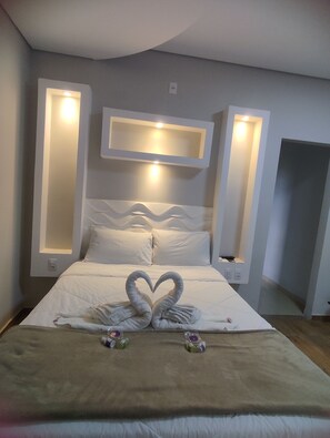 Classic Double Room, 1 Queen Bed, Air conditioning, Pool View | Individually decorated, individually furnished, desk, laptop workspace - Pousada Hilário (São João del Rei)