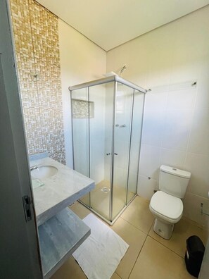 Chambre Double Confort, 1 grand lit, climatisation, vue montagne | Salle de bain