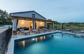 A modern house with a swimming pool, outdoor seating, and a barbecue area. - Dog-friendly finca with heated private pool, lounge area, barbecue, washing machine (Buje)