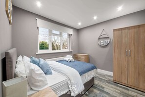 5 habitaciones, tabla de planchar con plancha, cuna de viaje y wifi 