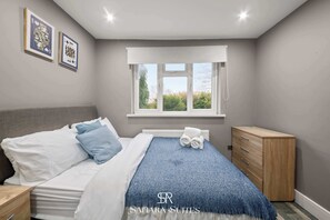 5 habitaciones, tabla de planchar con plancha, cuna de viaje y wifi 