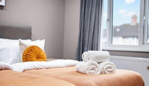 5 bedrooms, iron/ironing board, travel cot, WiFi - Upto 20%OFF | Spacious 5BR Home | Parking & Garden (Berkshire)