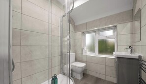 Shower, towels - Upto 20%OFF | Spacious 5BR Home | Parking & Garden (Berkshire)