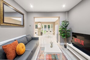 TV, offices - Upto 20%OFF | Spacious 5BR Home | Parking & Garden (Berkshire)