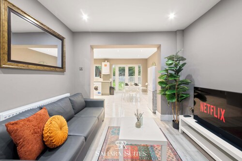 Stylish 5Bed Home - Sleeps 09 - Parking & Garden