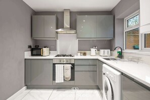Fridge, microwave, oven, stovetop - Upto 20%OFF | Spacious 5BR Home | Parking & Garden (Berkshire)