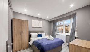 5 bedrooms, iron/ironing board, travel cot, WiFi - 5BR Contractor House Reading - Sleeps 9 - Parking (Berkshire)
