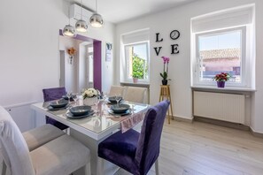 Dining - Dog-friendly holiday home just 270 metres from the beach with sea views, table tennis, barbecue area (Crikvenica)