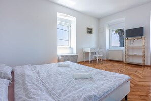 2 bedrooms, desk, free WiFi, bed sheets