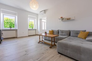 Table tennis - Dog-friendly holiday home just 270 metres from the beach with sea views, table tennis, barbecue area (Crikvenica)