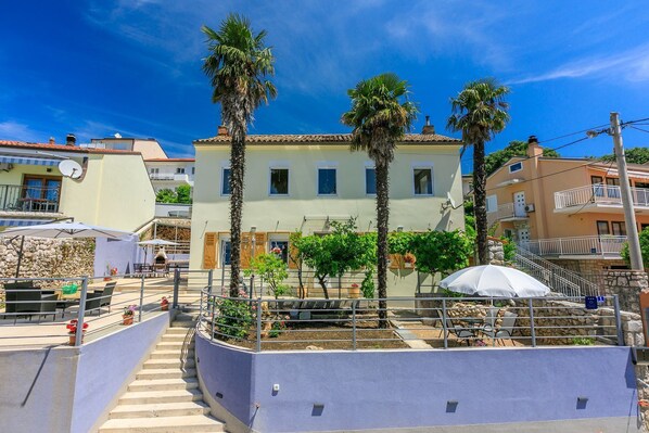 Property grounds - Dog-friendly holiday home just 270 metres from the beach with sea views, table tennis, barbecue area (Crikvenica)