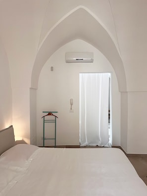 1 habitación, tabla de planchar con plancha, wifi y ropa de cama