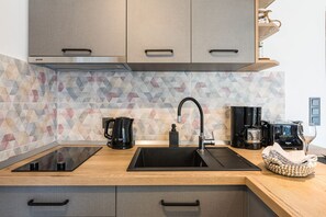 Fridge, microwave, stovetop, coffee/tea maker
