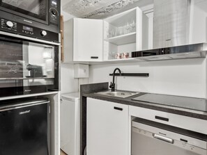 Réfrigérateur, micro-ondes, four, plaque de cuisson