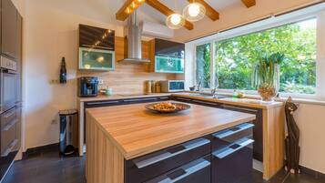 Een koelkast, een magnetron, een kookplaat, een vaatwasser