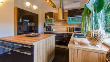 Kühlschrank, Mikrowelle, Herdplatte, Geschirrspüler