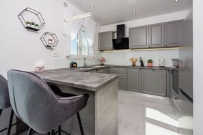 Kühlschrank, Herdplatte, Wasserkocher mit Kaffee-/Teezubehör