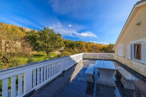 Outdoor dining - Apartment Krpan (Grižane)