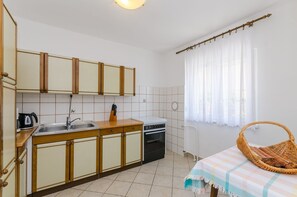 Kjøleskap, mikrobølgeovn, kokeplater og oppvaskmaskin