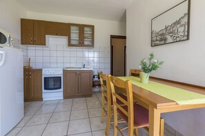 Réfrigérateur, micro-ondes, plaque de cuisson, cafetière/bouilloire