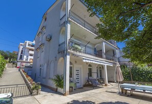Terrace/patio - Dog-friendly apartment only 300 meters to the Adriatic Sea with sea view, barbecue, WiFi (Crikvenica)