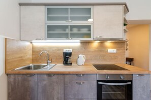 Réfrigérateur, micro-ondes, plaque de cuisson, cafetière/bouilloire