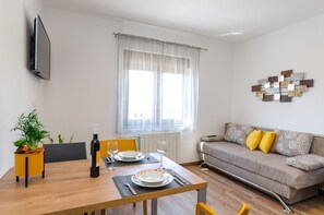 Living area - Idyllic apartment only 120 meters to the sandy beach with sea view, private balcony, WiFi (Crikvenica)