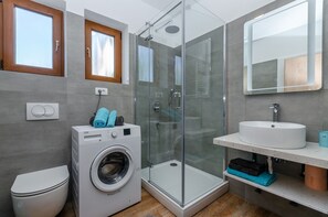Een douche, handdoeken